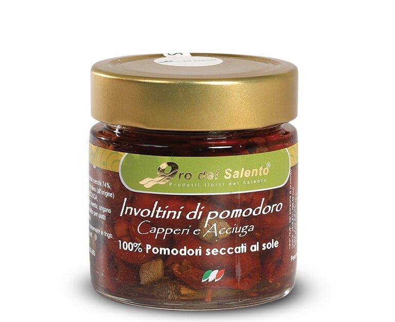 Involtini di pomodoro secco con capperi e acciuga sott'olio Involtini di pomodoro secco con capperi e acciuga sott'olio